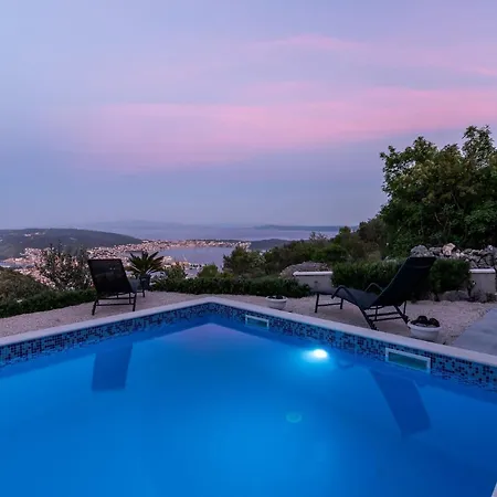 Scenic Sea View,three Bedroom With Pool *