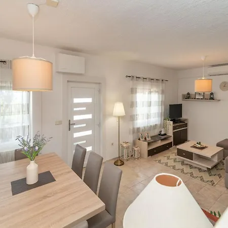 Scenic Sea View,three Bedroom With Pool Semesterbostad Trogir