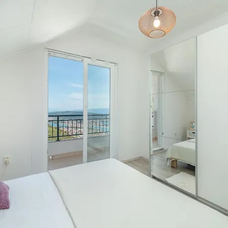 Scenic Sea View,three Bedroom With Pool Semesterbostad Trogir