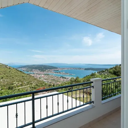 Scenic Sea View,three Bedroom With Pool Semesterbostad Trogir