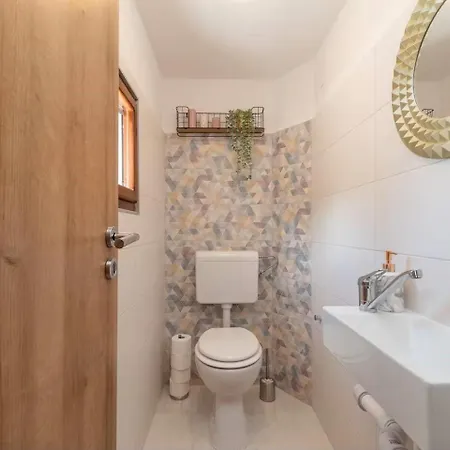 Scenic Sea View,three Bedroom With Pool 트로기르