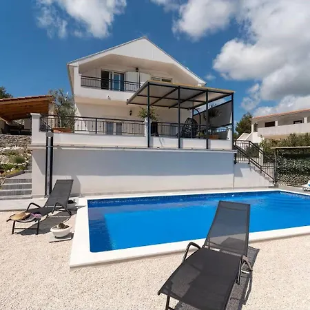 Scenic Sea View,three Bedroom With Pool Feriehus