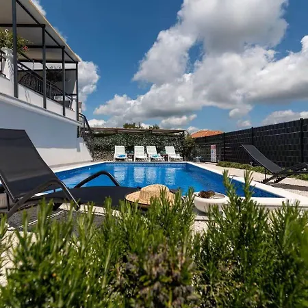 Scenic Sea View,three Bedroom With Pool Feriehus