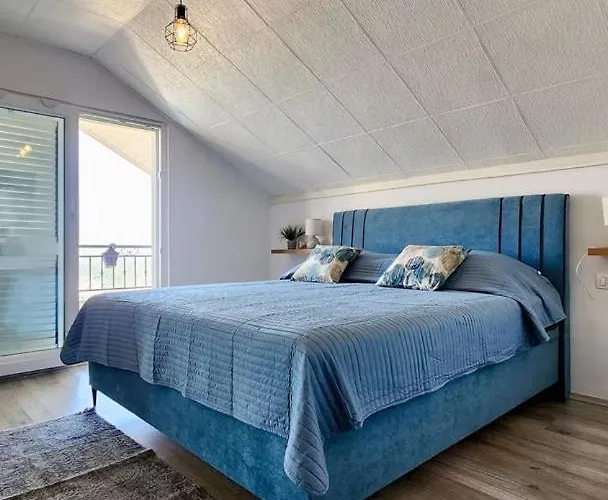 Scenic Sea View,three Bedroom With Pool 트로기르